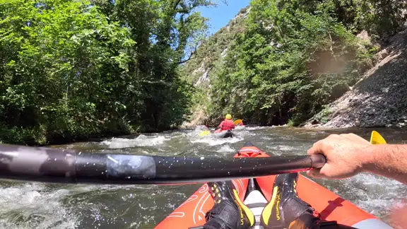 Kayak raft en eau vive sur rivière Aude